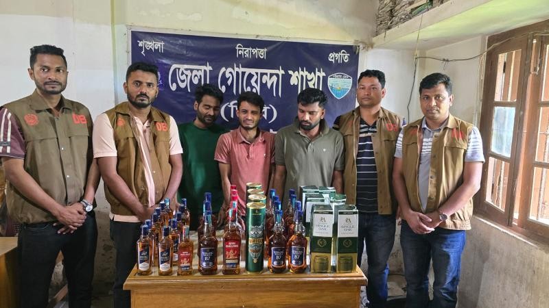 শয়ন কক্ষে মদের আস্তানা, ৩৯ বোতল বিদেশি মদসহ গ্রেপ্তার ৩