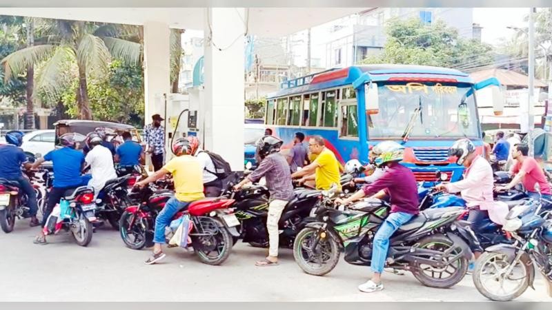 বরিশালে জ্বালানি তেলের তীব্র সংকট, বিপাকে মানুষ