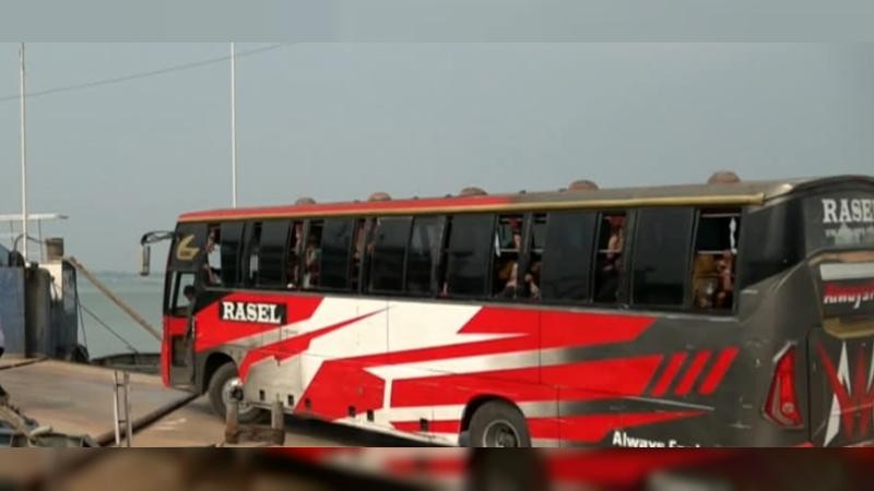 নিয়ম না মেনে আগের মতোই ফেরিতে উঠছে বাসগুলো, দেখার কেউ নেই