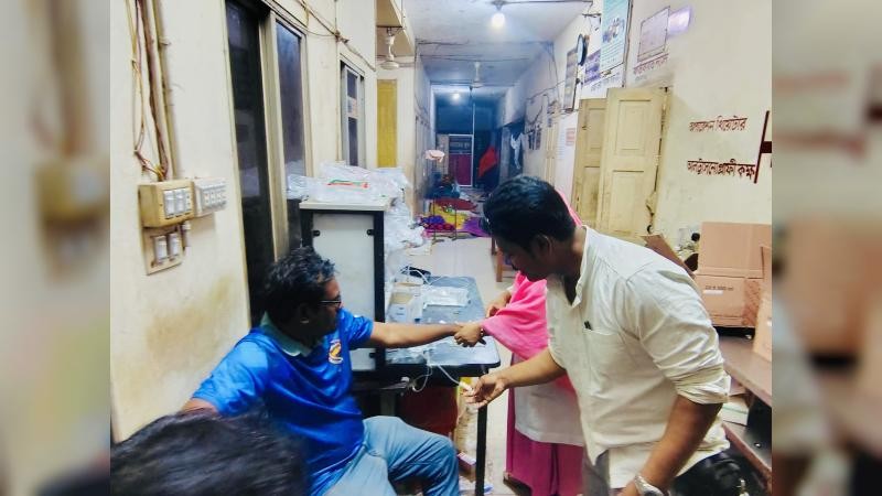 নাটোরে কন্টেইনারে তেল নেবার ভিডিও ধারণের সময় সাংবাদিককে মারধর