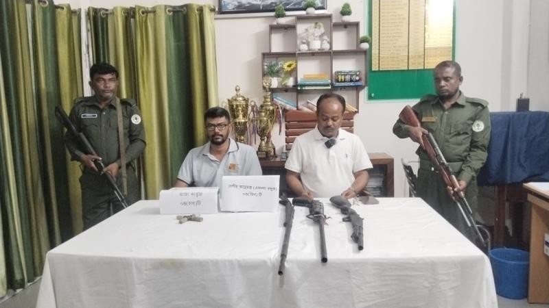 সুন্দরবনে বনবিভাগের অভিযান: দেশীয় আগ্নেয়াস্ত্র ও তাজা কার্তুজ উদ্ধার