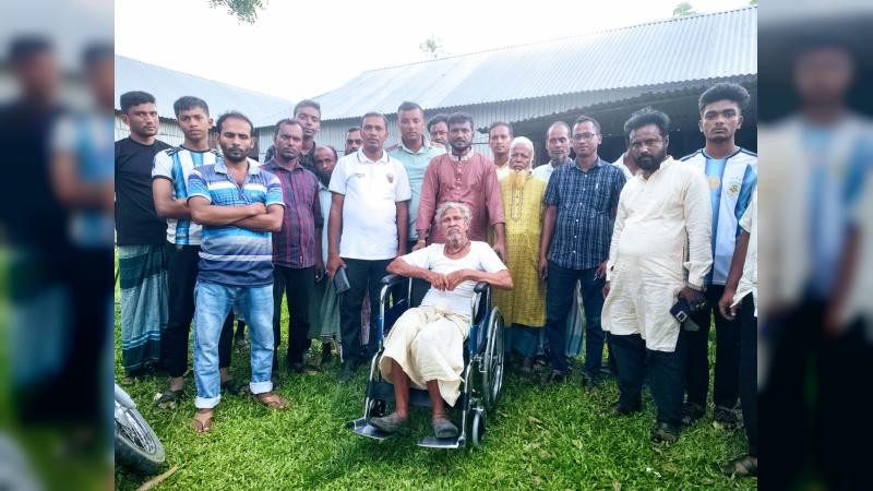 গোপালপুরে অসহায় গৌড় চন্দ্রের দীর্ঘ প্রতীক্ষার অবসান, হুইলচেয়ার উপহার দিলেন বিএনপি নেতা তারেক খান