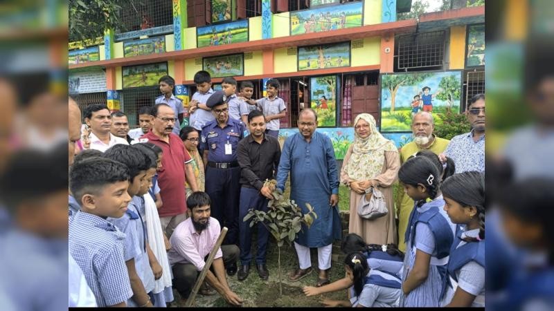 টাঙ্গাইলের গোপালপুরে ১৬১টি প্রাথমিক বিদ্যালয়ে বৃক্ষরোপণ কর্মসূচির শুভ উদ্বোধন করলেন ইউএনও