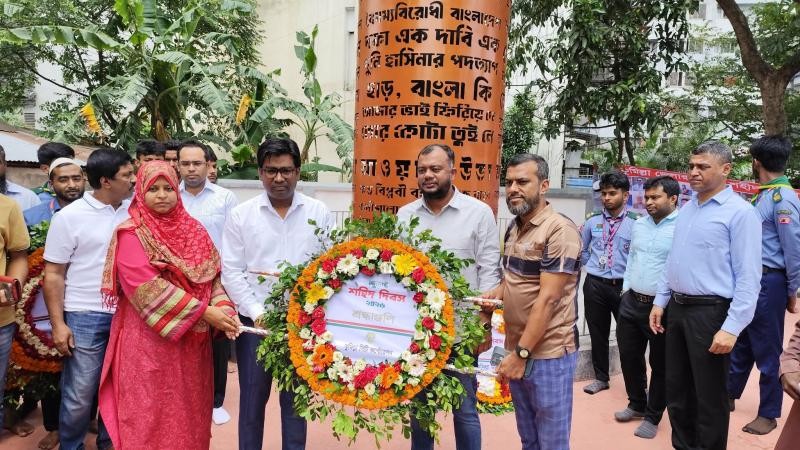 কুমিল্লায় জুলাই শহীদ দিবসে স্মৃতিস্তম্ভে পুষ্পস্তবক অর্পণ করে শহীদদের প্রতি গভীর শ্রদ্ধা নিবেদন