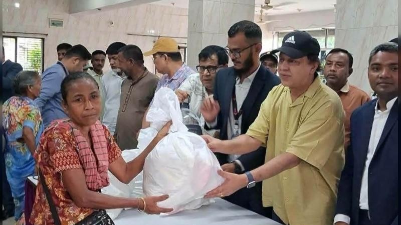 খাগড়াছড়িতে বন্যা ও পাহাড়ধসে ক্ষতিগ্রস্তদের পাশে ইউসিবি ব্যাংক, ত্রাণ বিতরণ করলেন এমপি আব্দুল ওয়াদুদ ভূঁইয়া