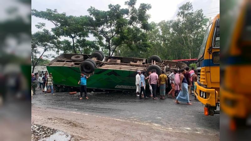 সীতাকুণ্ডে পৃথক সড়ক দুর্ঘটনা ও ট্রেনের ধাক্কায় প্রাণ গেল তিনজনের, আহত সাত যাত্রী