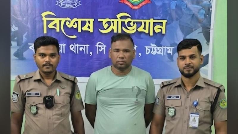 চট্টগ্রামে পুলিশের সোর্স পরিচয়ে সন্ত্রাসী কর্মকাণ্ড চালানো সেই কথিত সোর্স বাবুকে গ্রেপ্তার করেছে বাকলিয়া থানা পুলিশ