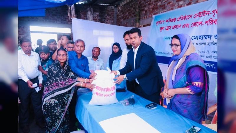 শিক্ষাই জেলেদের ভাগ্য বদলাতে পারে: আকমল আলী ঘাটে মানবিক সহায়তা বিতরণকালে চট্টগ্রামের জেলা প্রশাসক