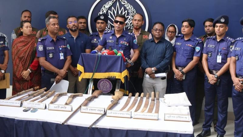 চট্টগ্রামের পটিয়ায় দুর্গম পাহাড়ে ডিবি পুলিশের অভিযান: দুই অস্ত্রধারী গ্রেফতারসহ বিপুল আগ্নেয়াস্ত্র উদ্ধার