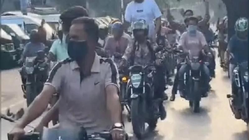 যশোরে শোকের মাসে কালো পতাকা হাতে আওয়ামী লীগ নেতাকর্মীদের ঝটিকা মোটরসাইকেল শোভাযাত্রা