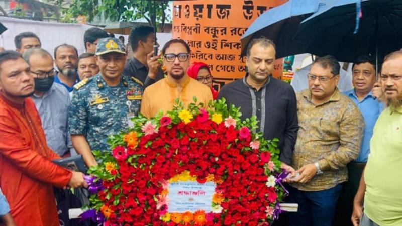 জুলাই স্মৃতিস্তম্ভে শ্রদ্ধা নিবেদন শেষে তারেক রহমানের অবদানের কথা জানালেন চসিক মেয়র ডা. শাহাদাত হোসেন