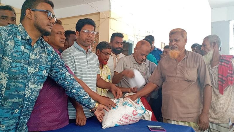 গুরুদাসপুরে প্রাকৃতিক দুর্যোগে ক্ষতিগ্রস্ত ৩৩৪ পরিবারের মাঝে ৫ মেট্রিকটন চাল বিতরণ করা হয়েছে