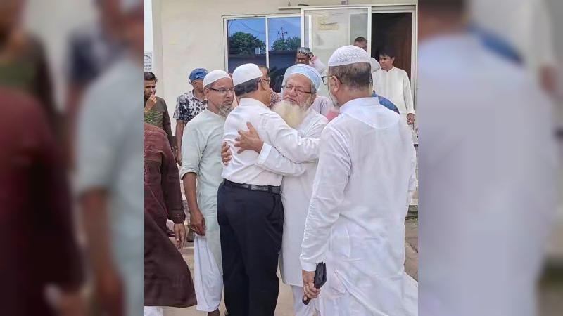 টাঙ্গাইলে ৩০ বছরের শিক্ষকতা জীবন শেষে রাজকীয় বিদায় সংবর্ধনায় সিক্ত অধ্যাপক ফজলুল হক