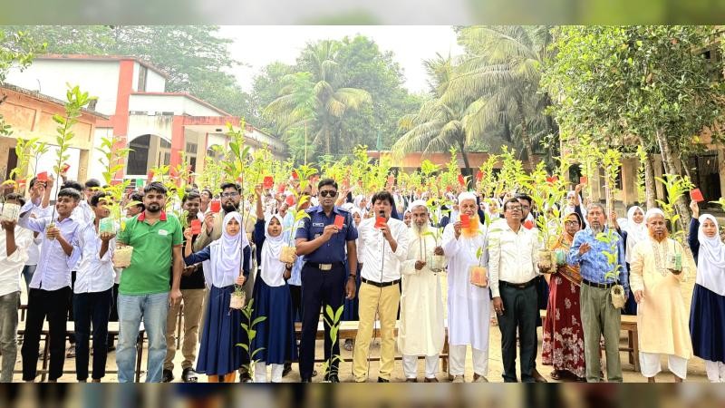 কুমিল্লায় মাদক ও স্মার্টফোনের অপব্যবহার রুখতে শিক্ষার্থীদের ব্যতিক্রমী শপথ ও চারা বিতরণ কর্মসূচি