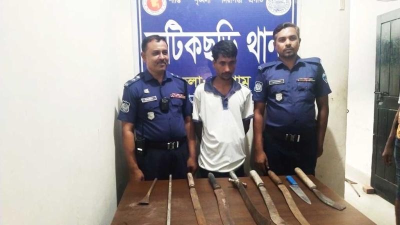 চট্টগ্রামের ফটিকছড়িতে ১০টি দেশীয় অস্ত্রসহ শীর্ষ সন্ত্রাসীর সহযোগী ‘টেস্টার মোবারক’ গ্রেপ্তার