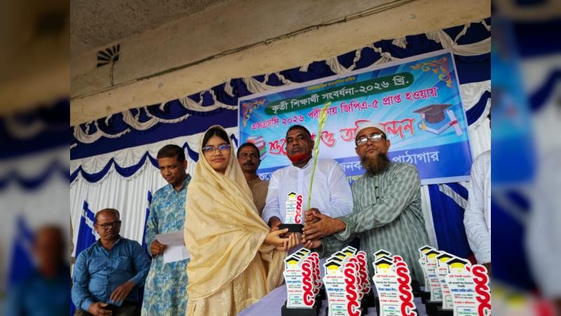 নেত্রকোনায় জিপিএ-৫ প্রাপ্ত কৃতী শিক্ষার্থীদের সংবর্ধনা দিল তমিজ জনকল্যাণ পাঠাগার