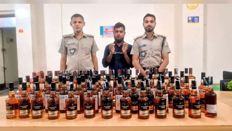 ভ্যানের গোপন চেম্বারে অভিনব কৌশলে মদ পাচার, আটক ১