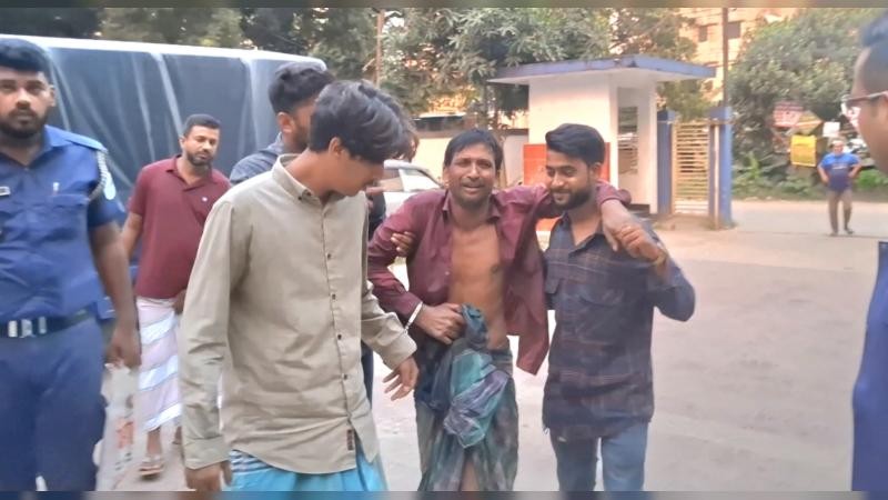 অভিযোগ তদন্তে গিয়ে মানিকগঞ্জে তিন পুলিশ সদস্য মারধরের শিকার