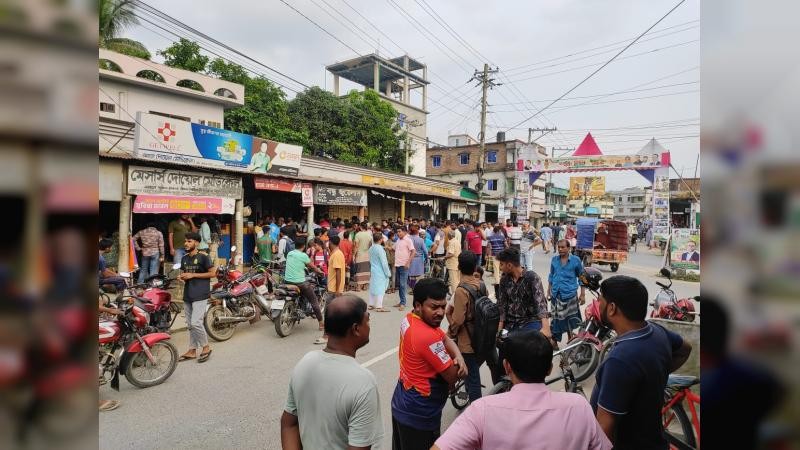 চুয়াডাঙ্গার দর্শনায় দিনেদুপুরে স্বর্ণ ব্যবসায়ীকে কুপিয়ে স্বর্ণ লুটের চেষ্টা