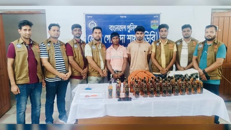 নাটোরে ৪০ বোতল বিদেশি মদ ও ২০০ পিস ইয়াবাসহ ২ জন আটক