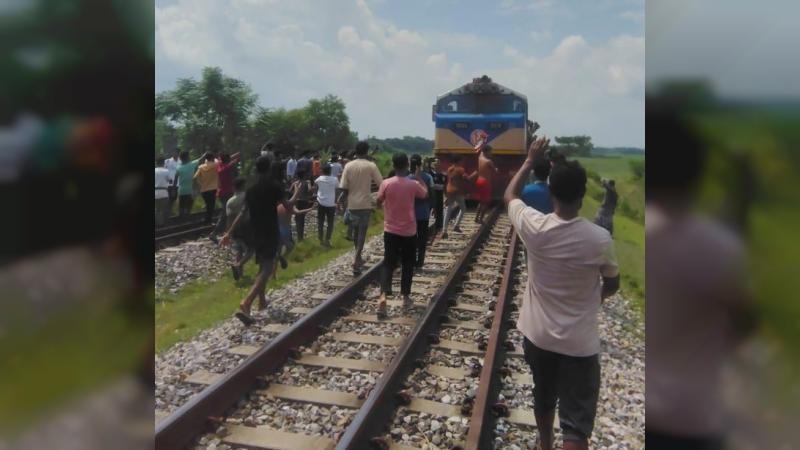 আখাউড়ায় রেলপথ অবরোধ করে ট্রেন থামিয়ে স্থানীয়দের বিক্ষোভ