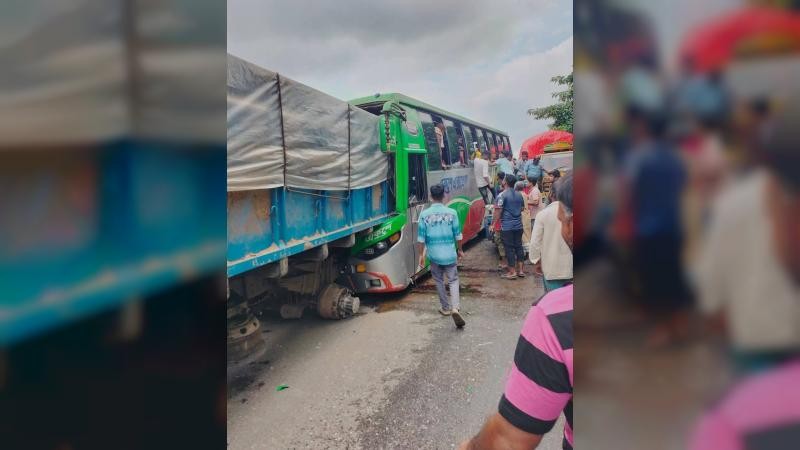নোয়াখালীতে দাঁড়িয়ে থাকা ট্রাকে বাসের ধাক্কায় চালক নিহত, আহত ১২