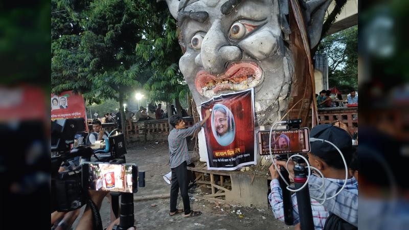 প্রধান উপদেষ্টার সফরসঙ্গীদের উপর হামলা, টিএসসিতে হাসিনার ছবিতে ডিম নিক্ষেপ
