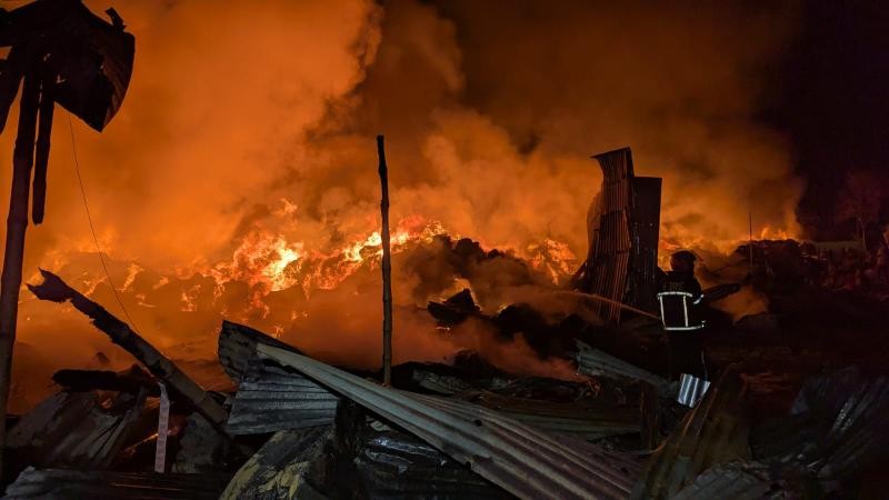 গাজীপুরে ঝুট গুদামে ভয়াবহ অগ্নিকাণ্ড, তিন ঘণ্টার চেষ্টায় নিয়ন্ত্রণে