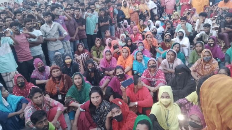 নারী শ্রমিকদের মারধর ও অশালীন চরণের অভিযোগ: কারখানা বন্ধ ঘোষণা