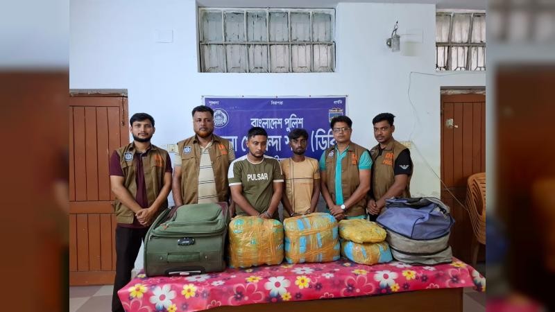 নাটোরে ১১ কেজি গাঁজাসহ দুই যুবক গ্রেপ্তার