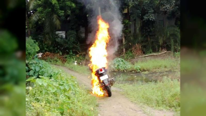অষ্টগ্রামে মাদক কারবারির মোটরসাইকেলে আগুন দিলো বিক্ষুব্ধ জনতা, আটক ১