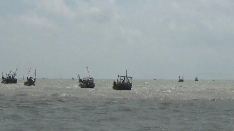 নিষেধাজ্ঞার মাঝেও সাগরে ফিশিং ট্রলারের রাজত্ব