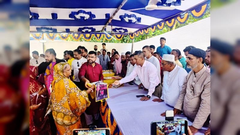 ৩০০ নারীর মাঝে শাড়ী বিতরণ করলেন নুরুল ইসলাম নয়ন