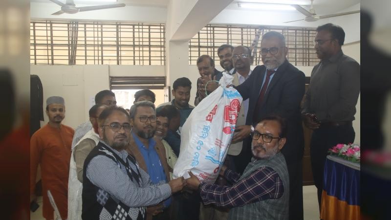 শিক্ষার্থীদের ক্রীড়া সামগ্রী দিল ইবির কলা অনুষদ