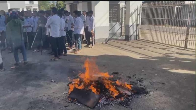 নেত্রকোনায় ডিপ্লোমা ইন লাইভস্টক শিক্ষার্থীদের বিক্ষোভ, অগ্নিসংযোগ ও ভাঙচুর