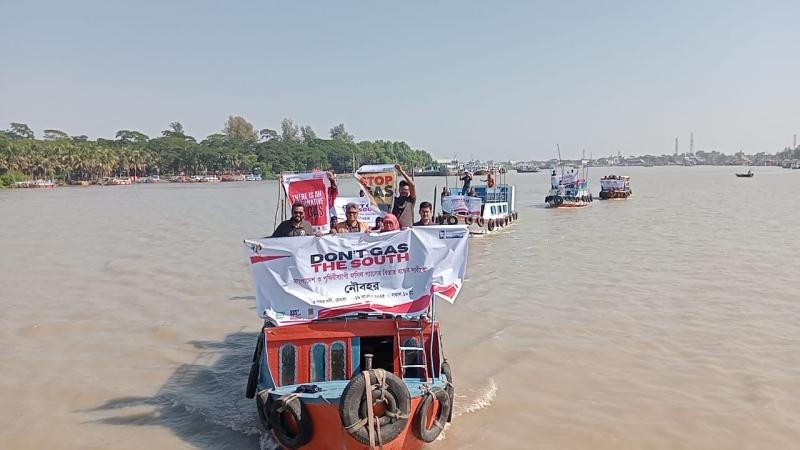 ফসিল গ্যাস উত্তোলন বন্ধের দাবিতে পশুর নদীতে নৌবহর