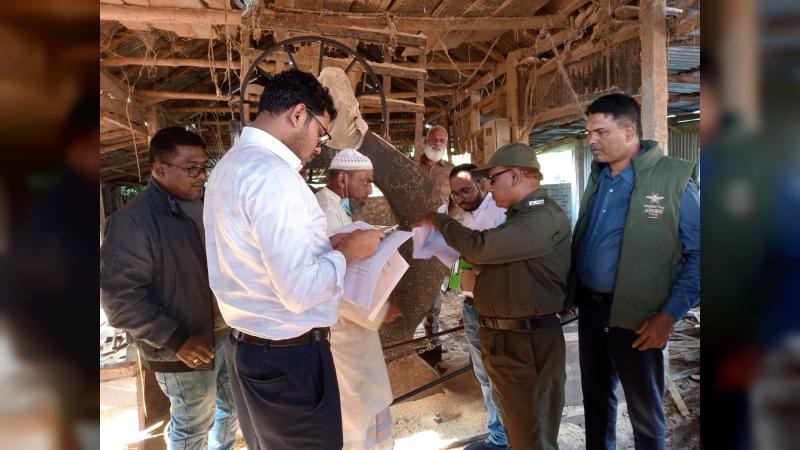 ভ্রাম্যমাণ আদালতের অভিযানে অবৈধ করাতকল সিল গালা ও জরিমানা