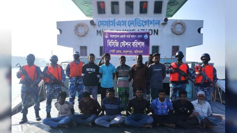 মোংলা বন্দরে অবৈধ ১১০০ মেট্রিক টন কয়লাসহ আটক ১২