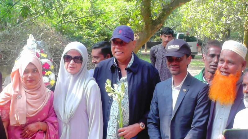 শ্রমিককে দেখতে গাজীপুরে ছুটে এলেন মালয়েশিয়ান ব্যবসায়ী