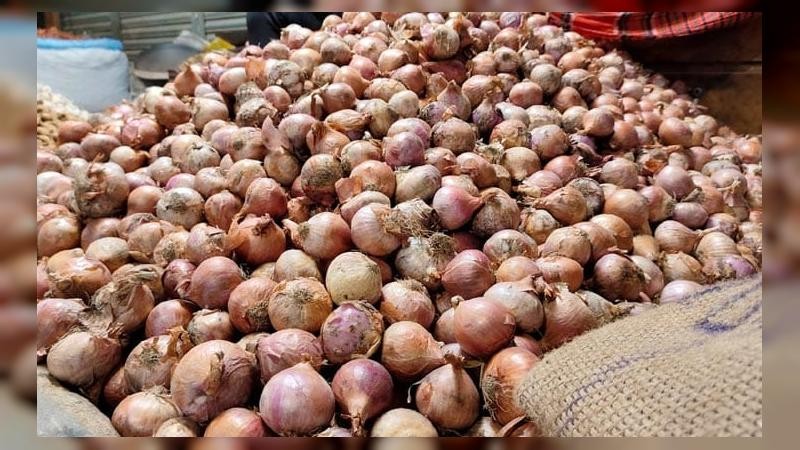 কেরানীগঞ্জে পেঁয়াজের ঝাঁজ কমেনি, বাজার নজরদারি চায় ক্রেতারা