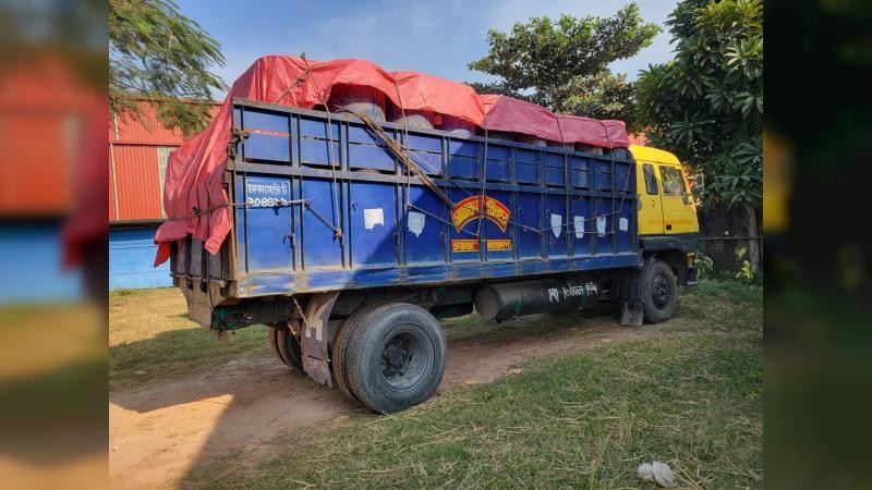 শেরপুরে ছিনতাই হওয়া সয়াবিন তেলের ট্রাক উদ্ধার, মালামাল জব্দ