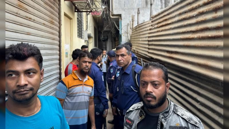 কেরানীগঞ্জে হেলে পড়া ভবনে রাজউকের অভিযান