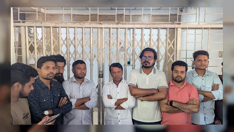 বিতর্কিত মন্তব্যের জেরে চবি উপ-উপাচার্যের প্রশাসনিক ভবনে তালা