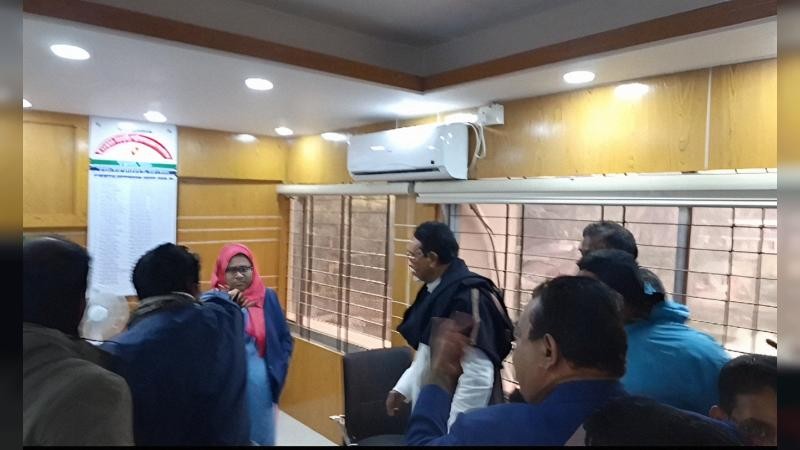 ইউএনওর অপসারণ দাবিতে পাথরঘাটায় বিএনপি প্রার্থীর নেতৃত্বে বিক্ষোভ