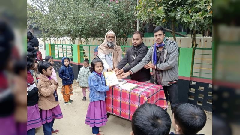 নতুন বছরে নতুন বই পেয়ে উচ্ছ্বসিত শিক্ষার্থীরা