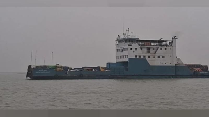 ঘন কুয়াশা পাটুরিয়া-দৌলতদিয়ায় ফেরি চলাচল বন্ধ