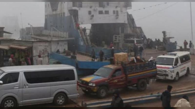 দৌলতদিয়া- পাটুরিয়া নৌ-রুটে প্রায় ১২ ঘন্টা পর ফেরি চলাচল স্বাভাবিক