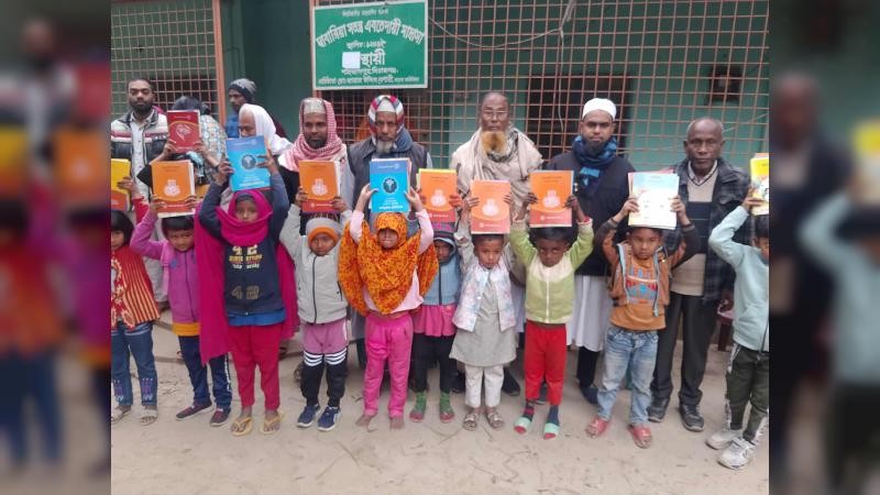 শাহজাদপুরে মাদ্রাসায় শিক্ষার্থীদের মাঝে নতুন বই বিতরণ