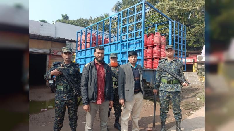 নোয়াখালীতে বেশি দামে গ্যাস সিলিন্ডার বিক্রি করায় জরিমানা