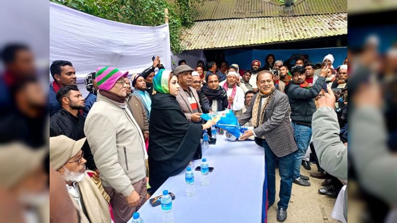 শামা ওবায়েদের হাতে ফুল দিয়ে বিএনপিতে যোগদান আ’লীগ নেতার